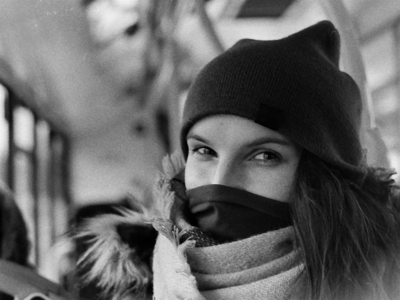 Czarno-biały portret z kliszy: osoba w czapce, z twarzą schowaną w szaliku