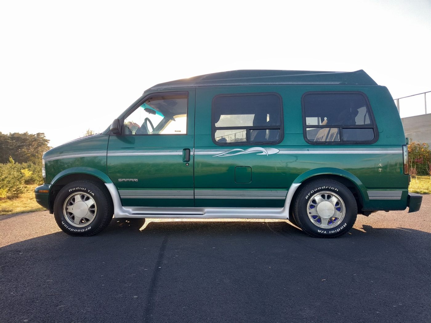 Zielony GMC Safari z wysokim dachem, widok z boku